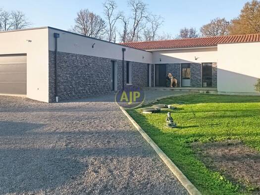Villa à vendre - Première occupation 530 000 € 6 pièces 5 chambres 200 m² 3 800 m² de terrain Queyrac 33340