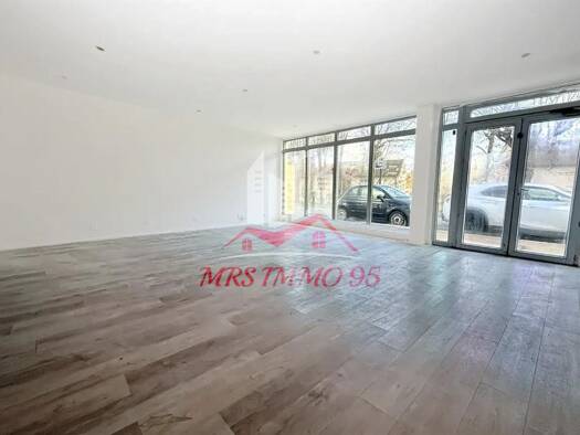 Local commercial à vendre 158 000 € 63 m² de surface de vente Luzarches 95270