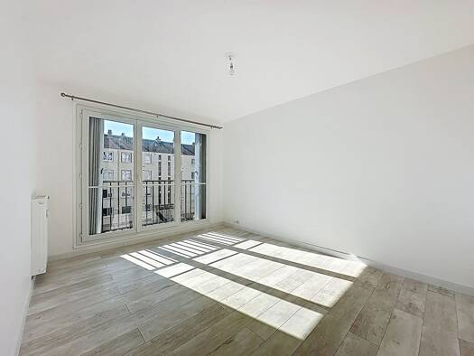 Appartement à louer 690 € 2 pièces 1 chambre 42 m² Étage 1/3 Le Chemin Vert Caen 14000