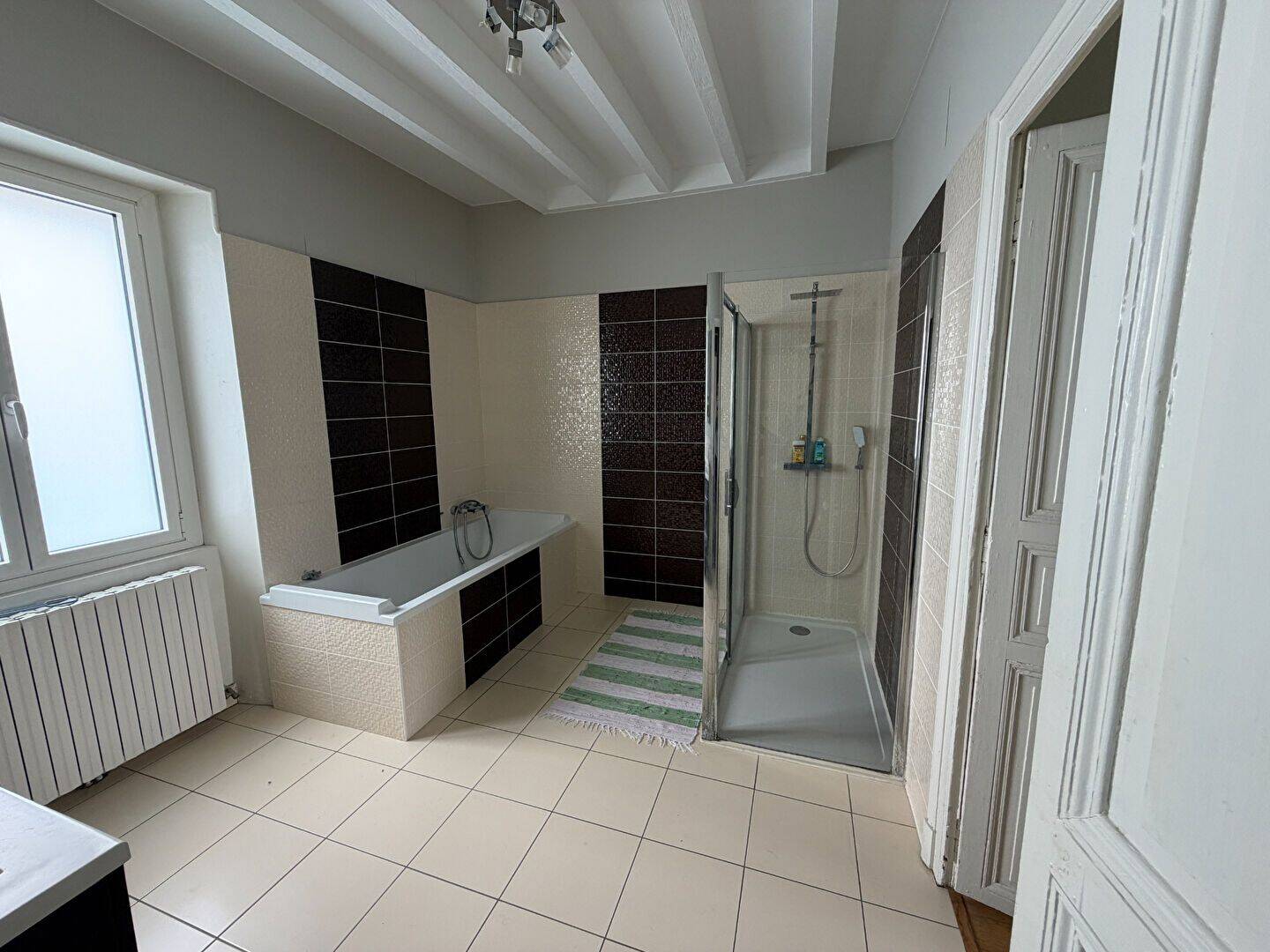 Maison familiale à louer 5 chambres Jardin et dépendances — 6