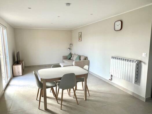 Appartement à louer 1 000 € 3 pièces 2 chambres 69 m² Étage 1/1 Ouest Saint-Jean-d'Angély 17400