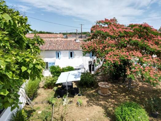 Maison à vendre 322 400 € 10 pièces 6 chambres 260 m² 919 m² de terrain Saint-André-de-Lidon 17260