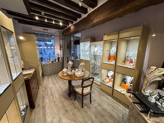 Boutique avec bail commercial 36 m² de surface de vente Montfort-l'Amaury 78490