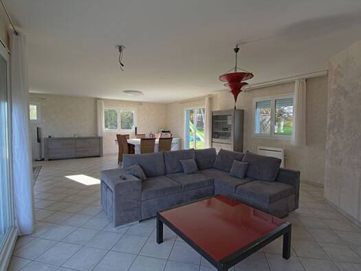 Maison de plain-pied à vendre 325 000 € 7 pièces 4 chambres 200 m² 4 070 m² de terrain Lavangeot 39700