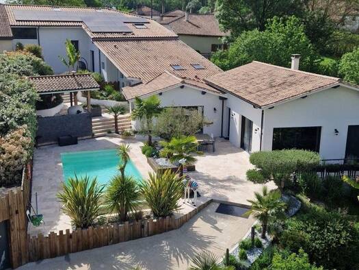 Maison à vendre 988 000 € 8 pièces 6 chambres 263 m² 13 553 m² de terrain Neuvicq 17270