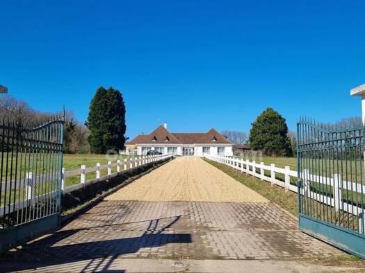 Maison à vendre 691 000 € 7 pièces 4 chambres 355 m² 34 351 m² de terrain Erdurière Couëron 44220