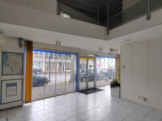 Local commercial à louer 1 300 € 145 m² de surface de vente Saintes 17100