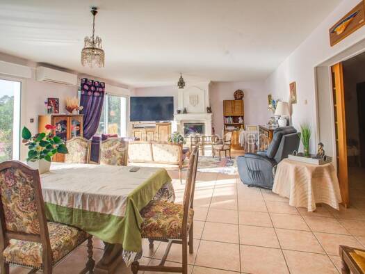 Maison de vacances à vendre 515 000 € 9 pièces 8 chambres 402 m² 3 200 m² de terrain Neuvic 24190