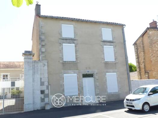 Maison de ville à vendre 81 000 € 6 pièces 2 chambres 143 m² Montmorillon 86500