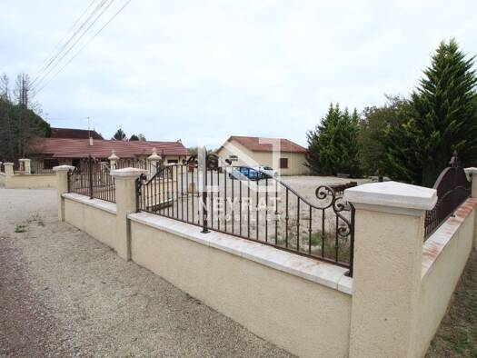 Maison à vendre 249 000 € 6 pièces 3 chambres 190 m² 6 003 m² de terrain Bantanges 71500