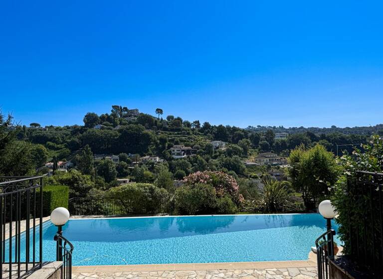 Maison de vacances à vendre 2 100 000 € 18 pièces 12<br/>chambres 545 m²<br/>superficie 2 274 m²<br/>terrain Saint-Paul-de-Vence 06570