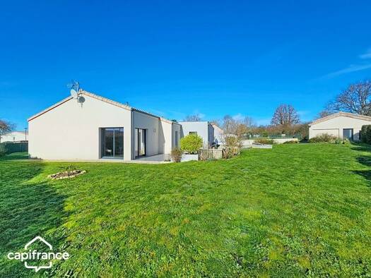 Maison de plain-pied à vendre 219 000 € 6 pièces 3 chambres 121 m² 1 454 m² de terrain Boussais 79600