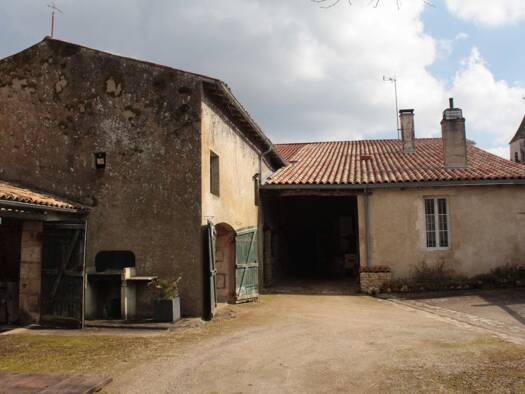 Maison à vendre 269 000 € 8 pièces 4 chambres 180 m² 3 530 m² de terrain Guitinières 17500