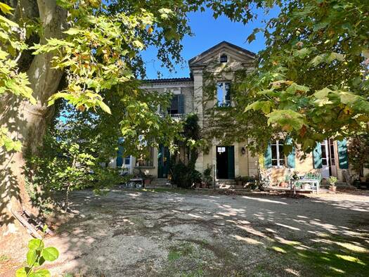 Maison à vendre 950 000 € 9 pièces 6 chambres 325 m² 1 540 m² de terrain Centre Ville Le Thor 84250