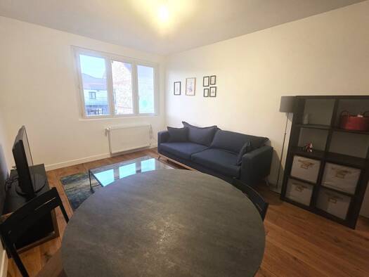 Appartement à louer 1 100 € 2 pièces 1 chambre 46 m² Étage 1/2 Nord Ouest Le Mesnil-le-Roi 78600