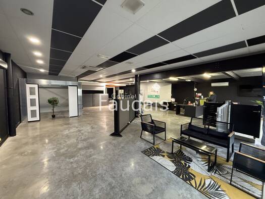 Local commercial à louer 2 100 € 430 m² de surface de vente St Lo 50000