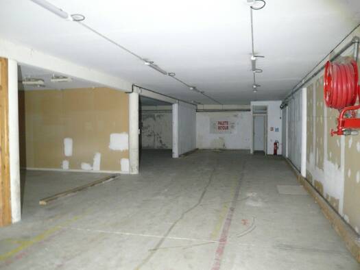 Local commercial à louer 1 060 € 199 m² de surface de vente Châteaubernard 16100