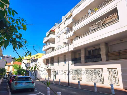 Appartement à vendre 210 000 € 1 pièce 24,7 m² Étage 4/5 Centre Ville Antibes 06600