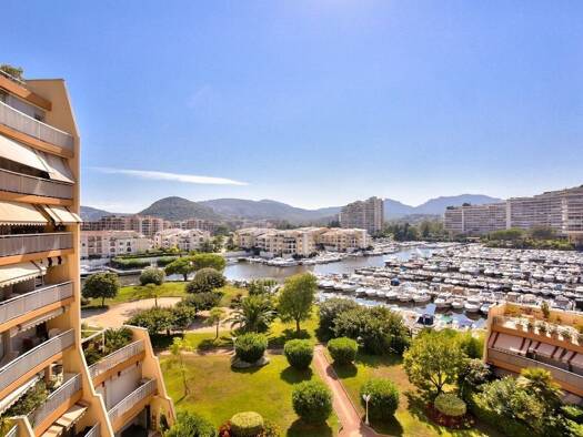 Appartement à louer 760 € 1 pièce 36,7 m² 5ème étage Cannes Marina-La Roubine Mandelieu-la-Napoule 06210