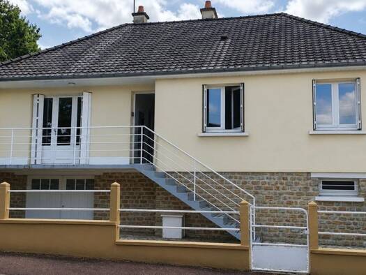 Maison de plain-pied à vendre 163 000 € 4 pièces 3 chambres 92 m² 434 m² de terrain Rocade-Chartrie Sablé-sur-Sarthe 72300