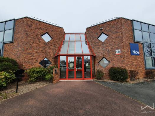 Local commercial à louer 3 208 € 350 m² de surface de vente Zone d'Activité Vélizy-Villacoublay 78140