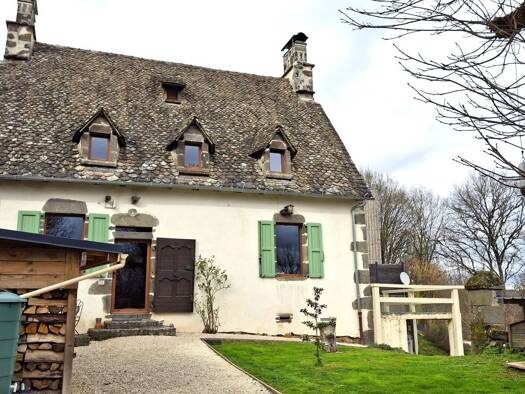 Maison à vendre 245 000 € 4 pièces 3 chambres 118 m² 1 787 m² de terrain Saint-Martin-Cantalès 15140