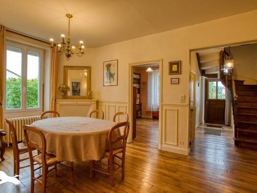 Maison de plain-pied à vendre 220 000 € 6 pièces 4 chambres 172 m² 993 m² de terrain Biars sur Cere 46130