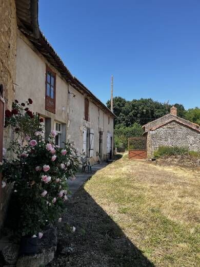 Ferme à vendre 80 000 € 5 pièces 1 chambre 137 m² 14 000 m² de terrain St Jean de Sauves 86330