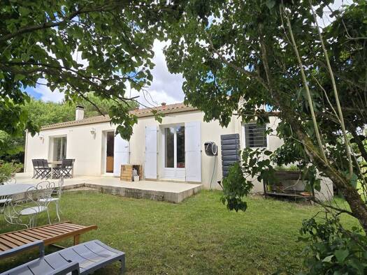 Maison de plain-pied à vendre 233 000 € 4 pièces 3 chambres 109 m² 1 308 m² de terrain La Clisse 17600