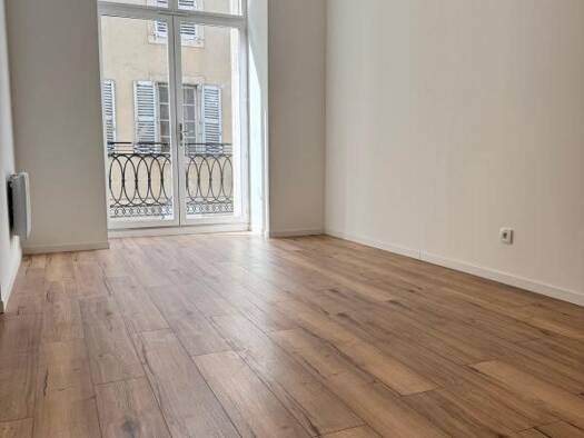 Appartement à louer 680 € 3 pièces 2 chambres 83 m² 1er étage Centre Ville Mazamet 81200