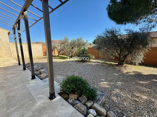 Maison de plain-pied à louer 1 480 € 4 pièces 3 chambres 78 m² Aureille 13930