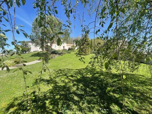Villa à vendre 599 700 € 9 pièces 5 chambres 290 m² 4 147 m² de terrain Nord Barbezieux-Saint-Hilaire 16300