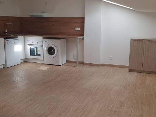 Appartement à louer 618 € 2 pièces 1 chambre 51 m² Étage 2/2 Flassans-sur-Issole 83340
