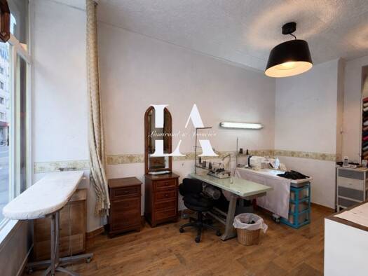 Boutique à louer 908 € 2 pièces 46 m² de surface de vente Clignancourt-Jules Joffrin Paris 18ème arrondissement 75018