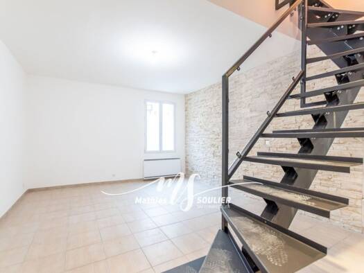 Duplex à vendre 235 000 € 3 pièces 2 chambres 63 m² RDC Rousset 13790