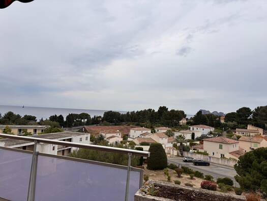 Appartement à louer 850 € 2 pièces 1 chambre 41 m² Étage 3/3 Est La Ciotat 13600