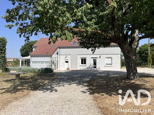 Maison de ville à vendre 339 000 € 9 pièces 4 chambres 276 m² 6 342 m² de terrain Est Montmorillon 86500