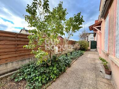 Maison à louer 1 550 € 5 pièces 3 chambres 130 m² 50 m² de terrain Centre Decines Charpieu 69150