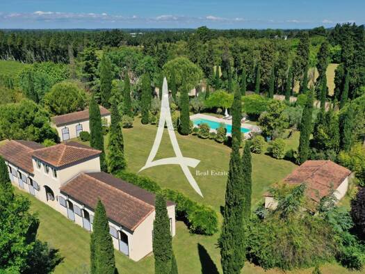 Villa à vendre 2 597 000 € 8 pièces 4 chambres 330 m² 27 000 m² de terrain Eygalières 13810