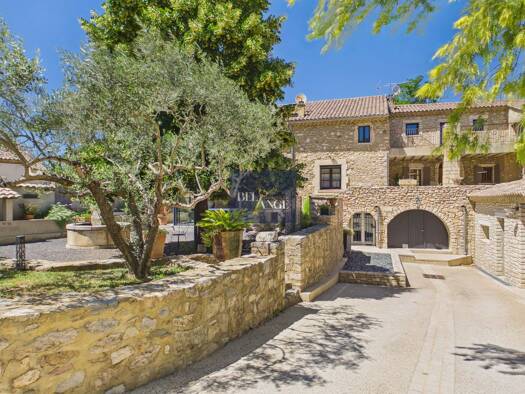 Ferme à vendre 821 600 € 16 pièces 8 chambres 339,95 m² 16 961 m² de terrain Saint-Paulet-de-Caisson 30130