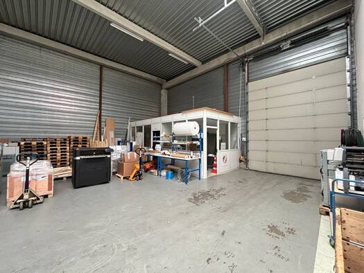 Local d'activités à vendre 936 000 € 785 m² d'espace de stockage Camus Cocteau Trappes 78190