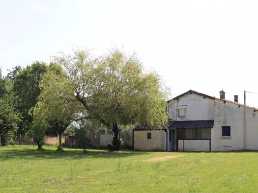 Maison à vendre 124 900 € 3 pièces 2 chambres 109 m² 7 122 m² de terrain Vernoux-en-Gâtine 79240