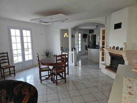 Maison à vendre 254 700 € 7 pièces 4 chambres 167 m² 1 532 m² de terrain Thouars 79100