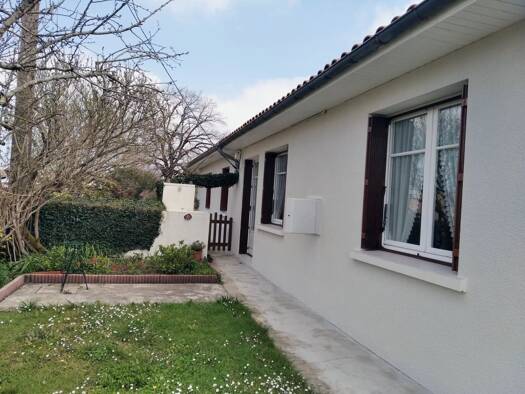 Maison de plain-pied à vendre 149 800 € 6 pièces 4 chambres 108 m² 3 000 m² de terrain Angoulême 16000