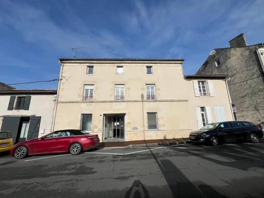Appartement à vendre 372 750 € 1 pièce 300 m² 2 étages Centre Ville Saint-Jean-d'Angély 17400