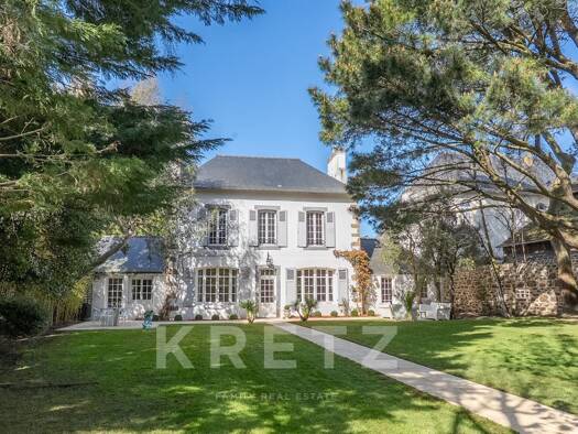 Maison à vendre de 1.7M à 3M € 7 pièces 4 chambres 217 m² 945 m² de terrain Paramé Est Saint-Malo 35400