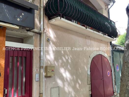 Appartement à louer 900 € 3 pièces 2 chambres 79,6 m² Étage 1/1 Sainte-Cécile-les-Vignes 84290