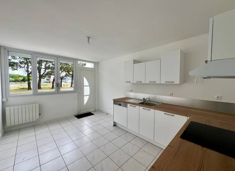Maison à louer 1 200 € 5 pièces 4<br/>chambres 91 m²<br/>superficie 109 m²<br/>terrain Larmor Plage 56260