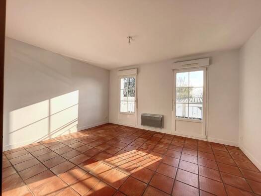 Appartement à louer 770 € 3 pièces 2 chambres 63 m² RDC/1 Nord Est-Sud Ouest Clermont 60600