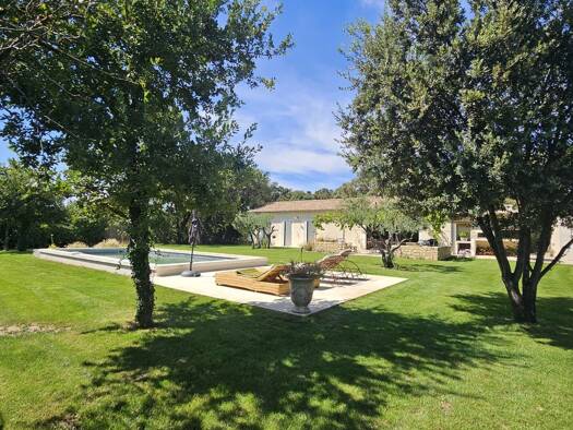 Maison de plain-pied à vendre 753 000 € 4 pièces 3 chambres 162 m² 4 506 m² de terrain Pernes-les-Fontaines 84210